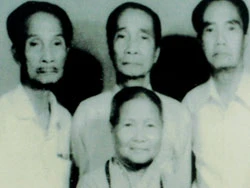 Các ông Hồ Đắc Điềm, Hồ Đắc Di, Hồ Đắc Ân (hàng đứng từ trái sang) và sư bà Diệu Không